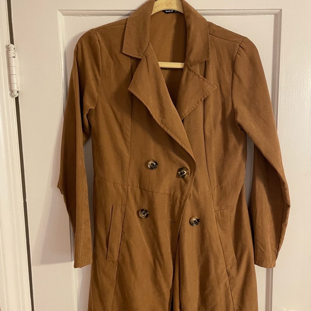 Long & light chestnut trench coat, perfect for the upcoming transition to fall!
